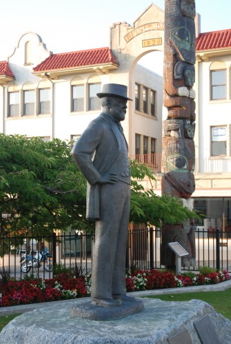Statue of Charles Melville Hays